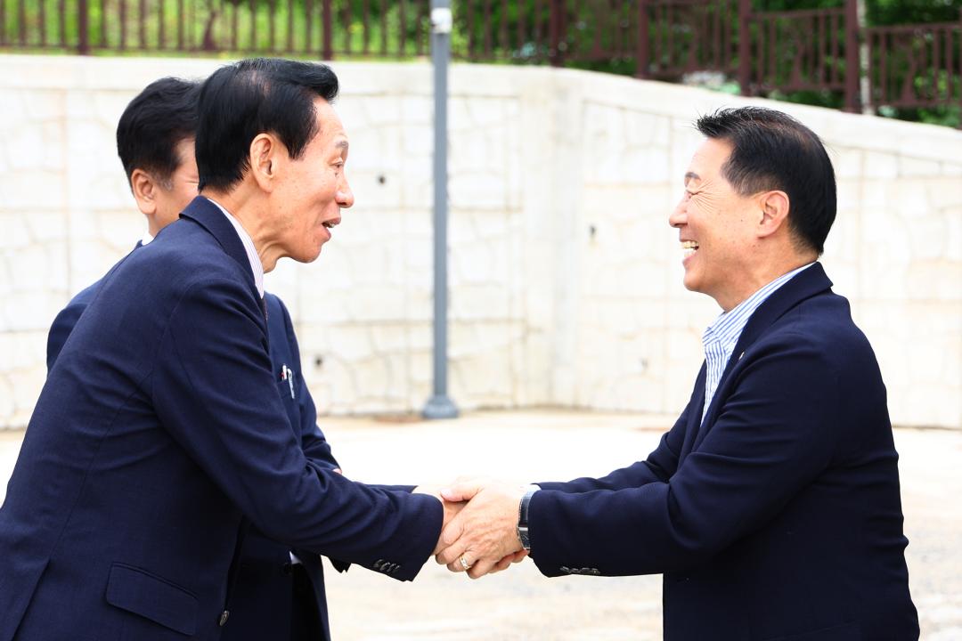 '제339회 경제산업위원회 현지시찰' 게시글의 사진(2) '2025-07-14 제339회 경제산업위원회 현지시찰(태백가덕산 풍력발전) (1).jpg'