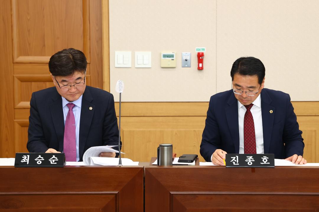 '제335회 제1차 의회운영위원회' 게시글의 사진(10) '2025-03-05 제335회 제1차 의회운영위원회 (10).jpg'