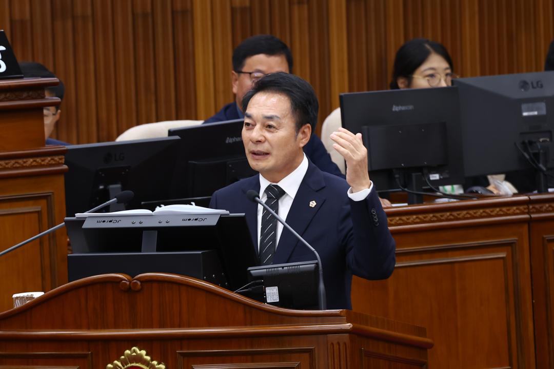 '제341회 제4차 본회의(제3차 도정 및 교육행정에 관한 질문)' 게시글의 사진(33) '2025-10-22 제341회 제4차 본회의(제3차 도정 및 교육행정에 관한 질문) (34) 강정호의원.jpg'