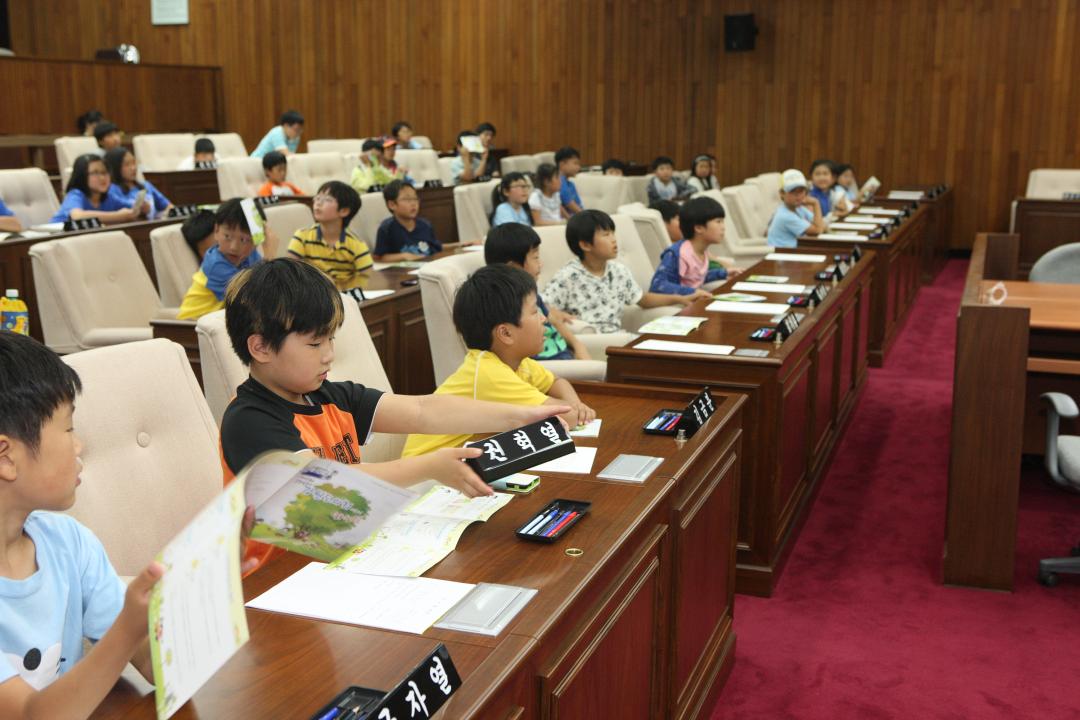 '인제 서화초등학교 어린이 의회 견학' 게시글의 사진(7) '2013-06-24 인제 서화초등학교 어린이 의회 견학 (7).jpg'