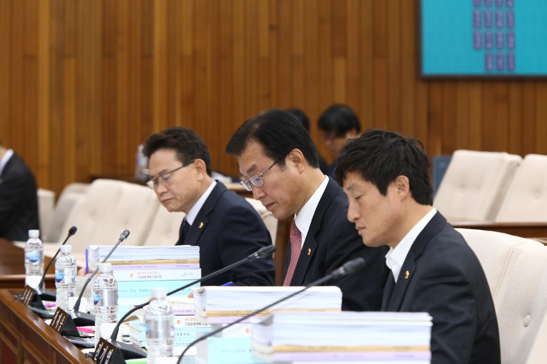 '제251회 제4차 예산결산특별위원회' 게시글의 사진(20) '2015-12-08 제251회 제4차 예산결산특별위원회 (20).JPG'