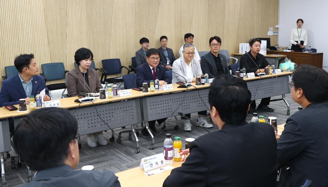 '용인특례시의회 의원연구단체(스마트행정연구회,컬처노믹스III) 내방' 게시글의 사진(14) '2029-09-29 용인특례시의회 의원연구단체(스마트행정연구회,컬처노믹스III) 내방 (13).jpg'