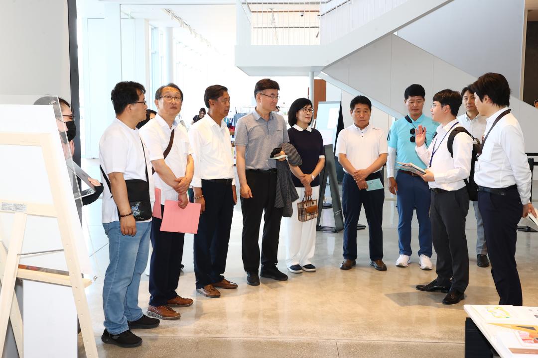 '강원특별자치도의회 한일국제교류협회 2025년 일본 돗토리현 방문' 게시글의 사진(25) '2025-07-29 강원특별자치도의회 한일국제교류협회 2025년 일본 돗토리현 방문 (38)_02_돗토리 현립미술관 시찰.jpg'