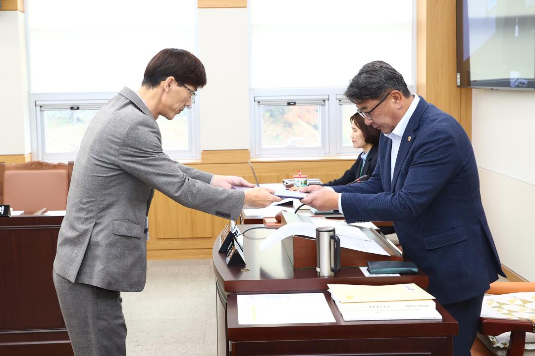 '2025년도 안전건설위원회 행정사무감사(건설교통국)' 게시글의 사진(10) '2025-11-07 2025년도 안전건설위원회 행정사무감사(건설교통국) (10).jpg'