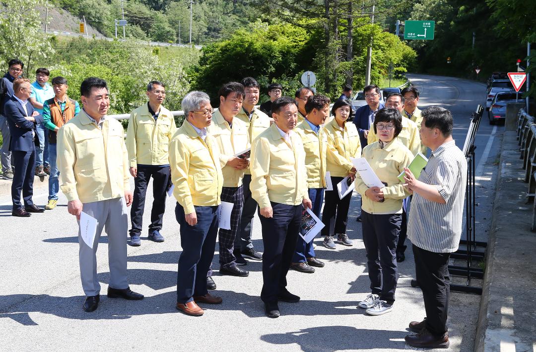 '제281회 농림수산위원회 현지시찰(인제 산불현장 및 산림생태관광지)' 게시글의 사진(8) '2019-05-21 제281회 농림수산위원회 현지시찰(인제 산불현장 및 산림생태관광지) (8).jpg'