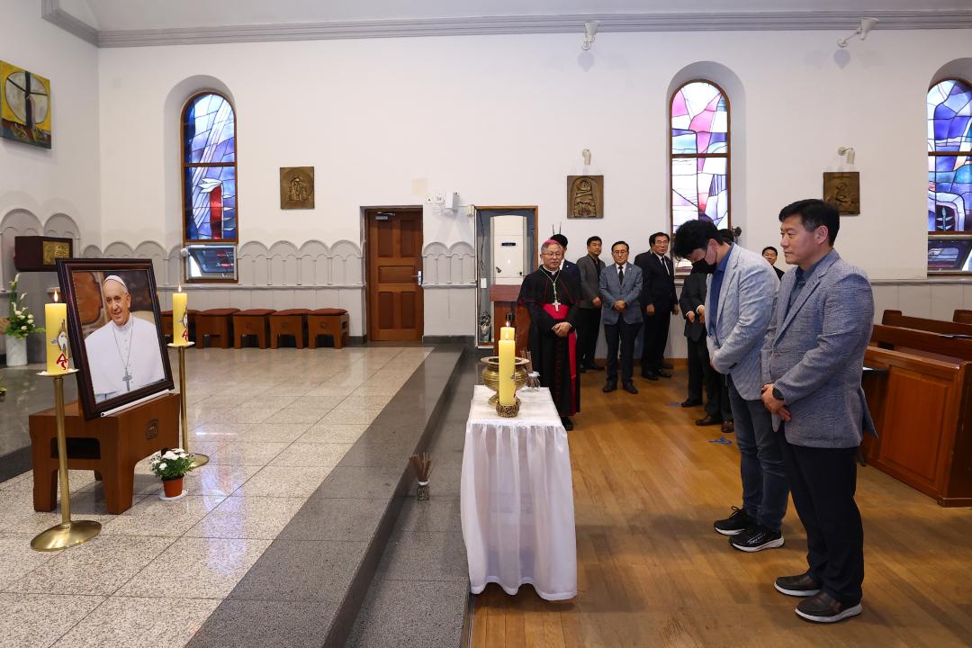 '제266대 프란치스코 교황 선종을 애도하기 위한 강원특별자치도의회 조문단 분향소 방문' 게시글의 사진(15) '2025-04-23 제266대 프란치스코 교황 선종을 애도하기 위한 강원특별자치도의회 조문단 분향소 방문 (14).jpg'