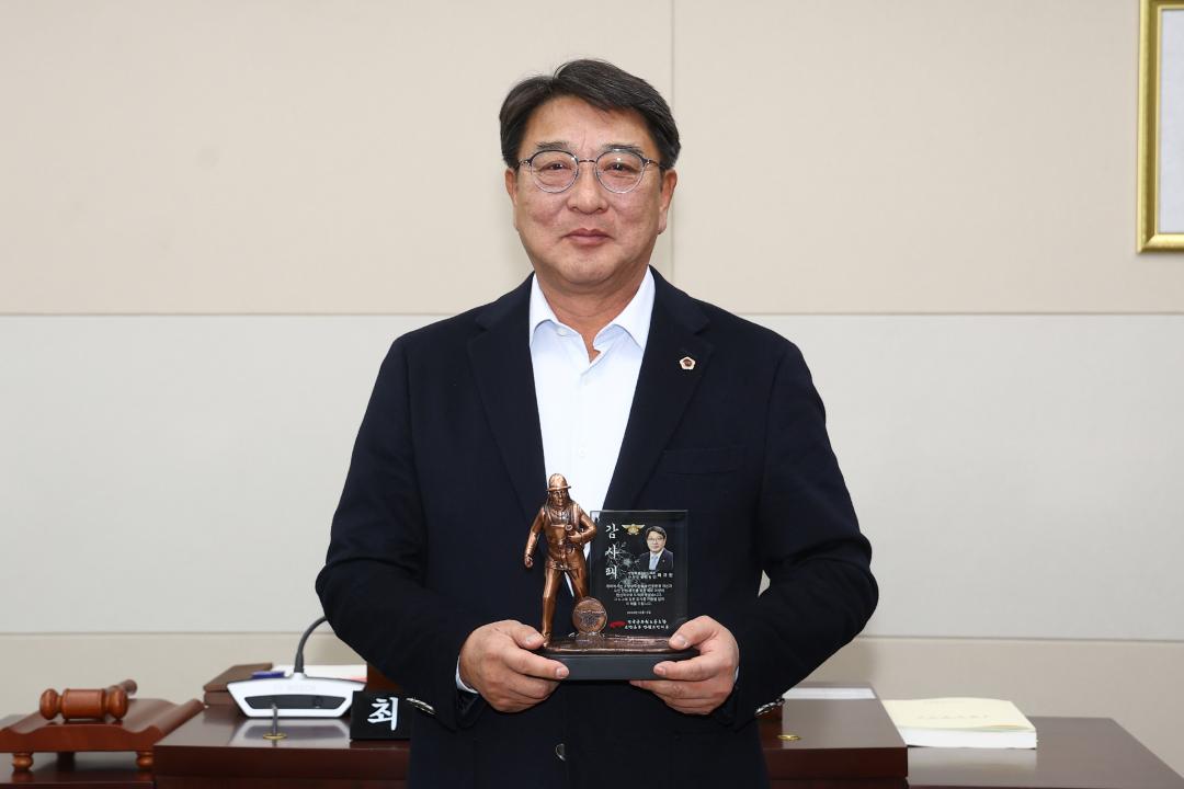 '전국공무원노동조합 소방본부 강원소방지부 안전건설위원회 감사패 전달식' 게시글의 사진(48) '2025-12-12 전국공무원노동조합 소방본부 강원소방지부 안전건설위원회 감사패 전달 (48).jpg'