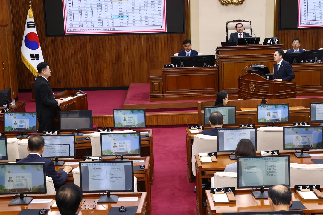 '제341회 제4차 본회의(제3차 도정 및 교육행정에 관한 질문)' 게시글의 사진(29) '2025-10-22 제341회 제4차 본회의(제3차 도정 및 교육행정에 관한 질문) (30) 강정호의원-경제국장.jpg'