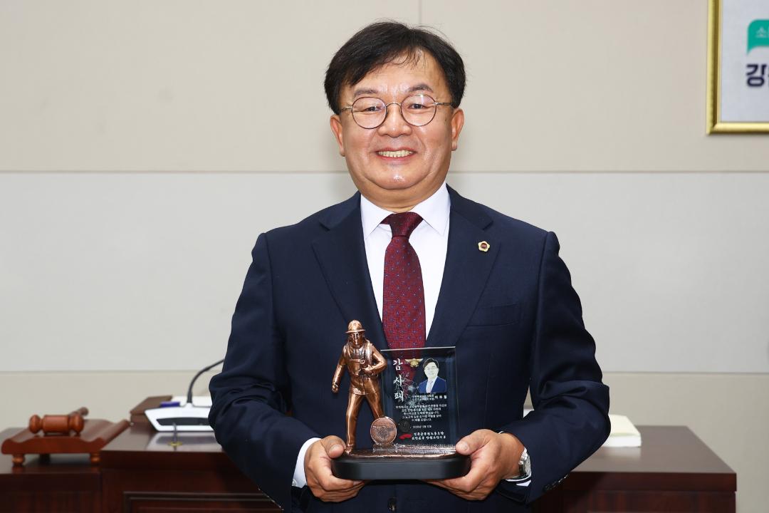 '전국공무원노동조합 소방본부 강원소방지부 안전건설위원회 감사패 전달식' 게시글의 사진(38) '2025-12-12 전국공무원노동조합 소방본부 강원소방지부 안전건설위원회 감사패 전달 (38).jpg'