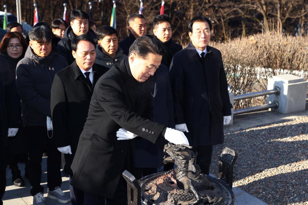 '2026년 강원특별자치도의회 충렬탑 신년참배' 게시글의 사진(5) '2026-01-02  2026년 강원특별자치도의회 충렬탑 신년참배 (5).jpg'