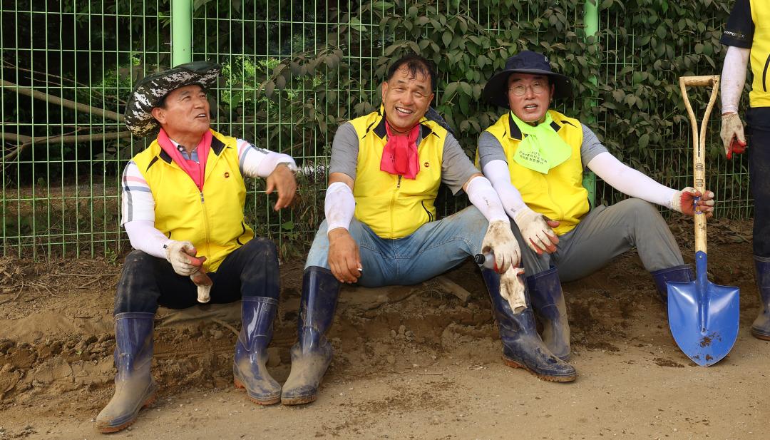 '강원특별자치도의회 수해피해 복구지원 봉사활동' 게시글의 사진(26) '2025-07-30 강원특별자치도의회 수해피해 복구지원 봉사활동 (26).jpg'