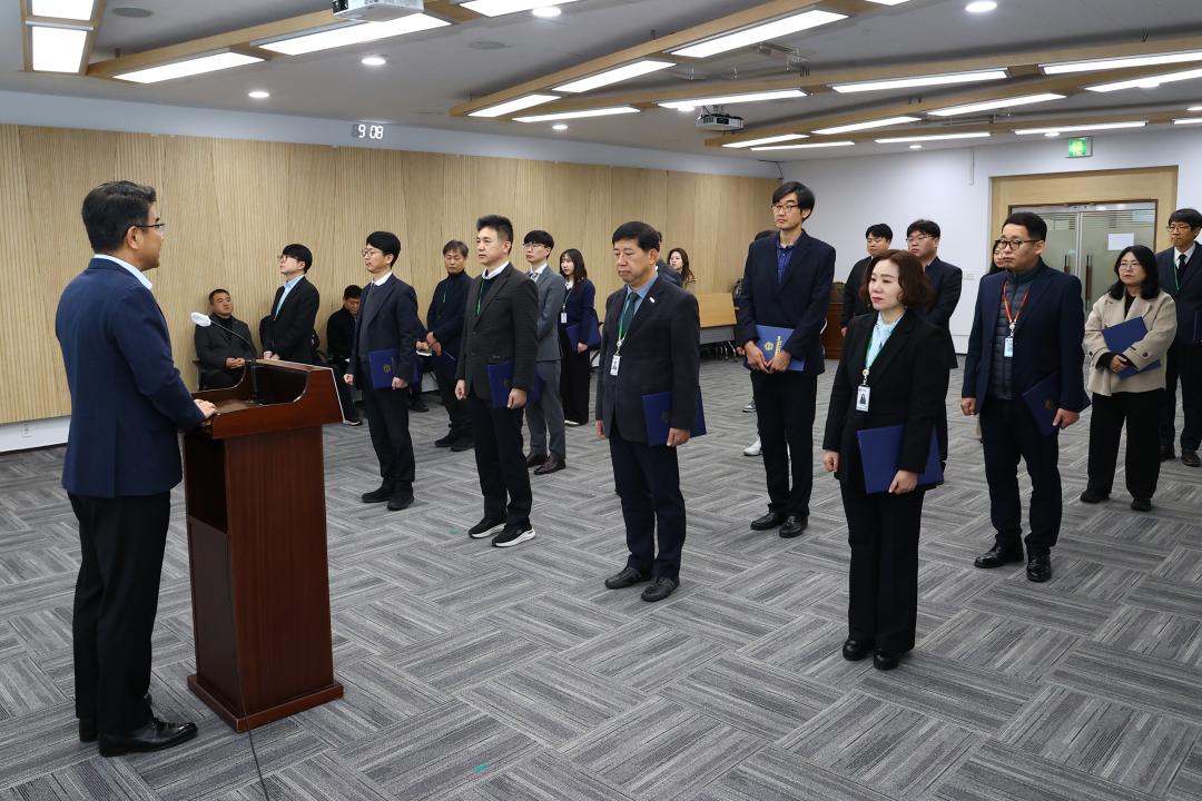'2026년 강원특별자치도의회 인사발령 임용장 전달식' 게시글의 사진(45) '2026-01-12 2026년 강원특별자치도의회 인사발령 임용장 전달식 (45).jpg'