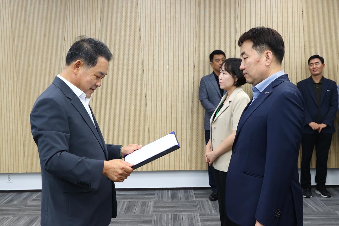 '강원특별자치도의회사무처 공무원 임용장 수여식' 게시글의 사진(8) '2025-07-22 강원특별자치도의회사무처 공무원 임용장 수여식 (8).jpg'