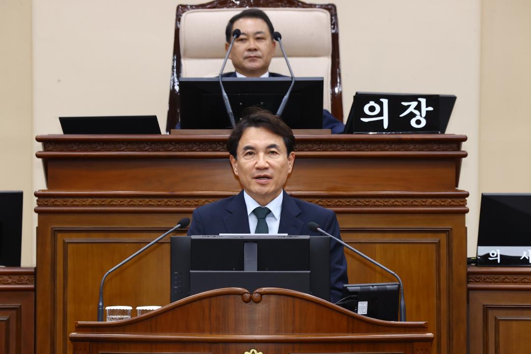 '제337회 제2차 본회의' 게시글의 사진(39) '2025-05-21 제337회 제2차 본회의 (39) 추가경정예산안통과에 따른 감사인사 김진태도지사.jpg'