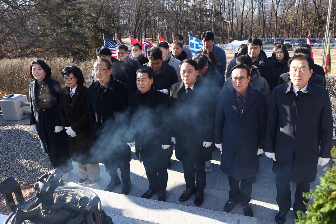 '2026년 강원특별자치도의회 충렬탑 신년참배' 게시글의 사진(11) '2026-01-02  2026년 강원특별자치도의회 충렬탑 신년참배 (11).jpg'