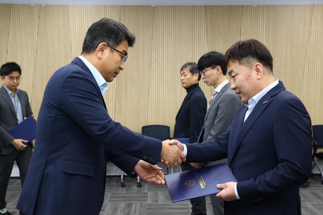 '2026년 강원특별자치도의회 인사발령 임용장 전달식' 게시글의 사진(17) '2026-01-12 2026년 강원특별자치도의회 인사발령 임용장 전달식 (17).jpg'