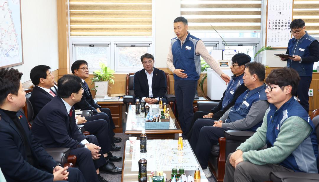 '전국공무원노동조합 소방본부 강원소방지부 안전건설위원회 감사패 전달식' 게시글의 사진(7) '2025-12-12 전국공무원노동조합 소방본부 강원소방지부 안전건설위원회 감사패 전달 (7).jpg'