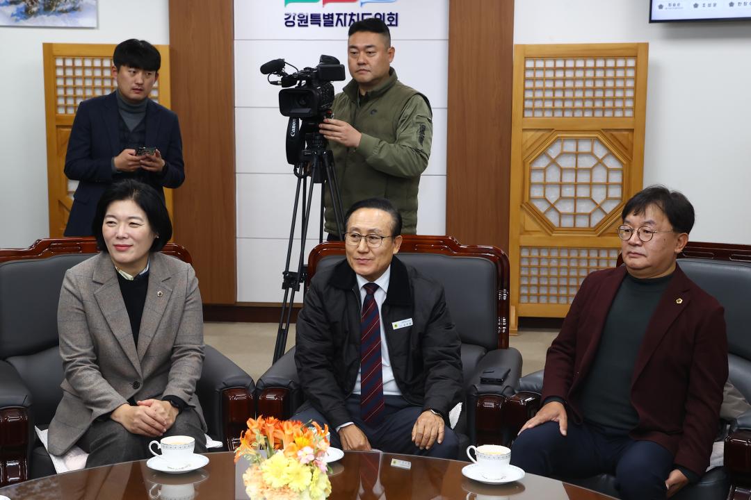 '2025년 강원특별자치도의회 사랑의 연탄 기부 전달식' 게시글의 사진(14) '2025-11-27 2025년 강원특별자치도의회 사랑의 연탄 기부 전달식 (13).jpg'