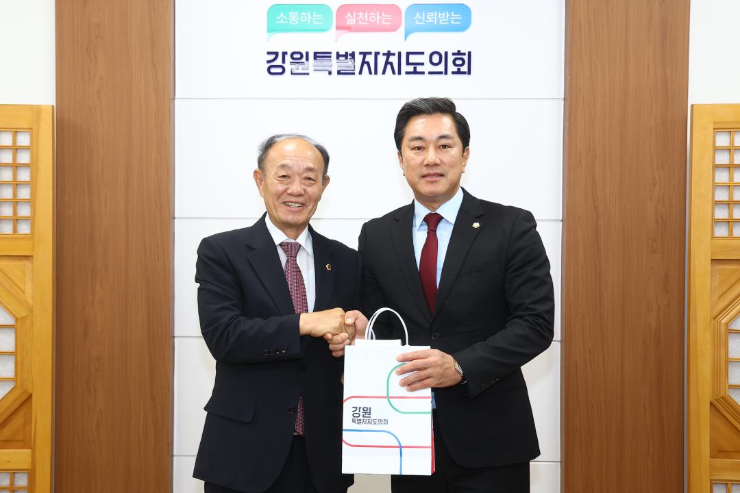 '강원특별자치도의회 방문(제10대 강원시군의장협의회 임원)' 게시글의 사진(13) '2026-09-30 강원특별자치도의회 방문(제10대 강원시군의장협의회 임원) (12).jpg'