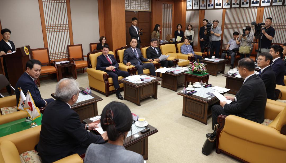 '일본 돗토리현의회 대표단 강원특별자치도의회  방문' 게시글의 사진(20) '2024-07-15 일본 돗토리현의회 대표단 방문 (17).jpg'