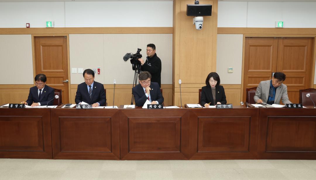 '제333회 강원특별자치도의회 지역소멸 대응 특별위원회' 게시글의 사진(10) '2024-11-20 제333회 강원특별자치도의회 지역소멸 대응 특별위원회 (10).jpg'