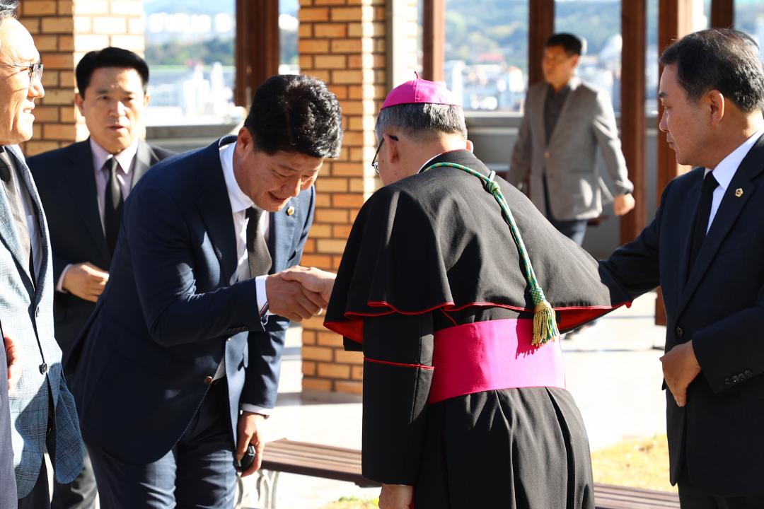 '제266대 프란치스코 교황 선종을 애도하기 위한 강원특별자치도의회 조문단 분향소 방문' 게시글의 사진(5) '2025-04-23 제266대 프란치스코 교황 선종을 애도하기 위한 강원특별자치도의회 조문단 분향소 방문 (4).jpg'