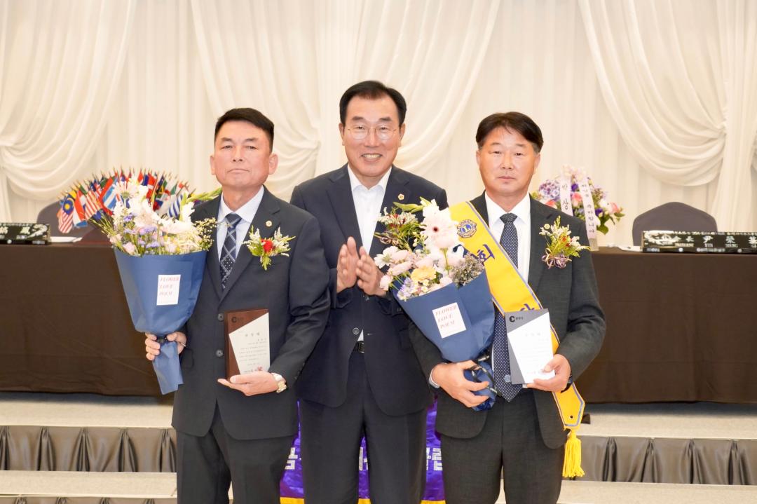 '금강라이온스클럽 제33주년 및 제33,34대 회장 이취임식' 게시글의 사진(8) '2025-06-17 금강라이온스클럽 제33주년 및 제33,34대 회장 이취임식 (8).jpg'