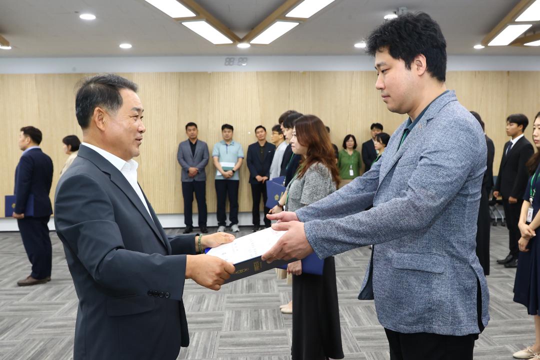 '강원특별자치도의회사무처 공무원 임용장 수여식' 게시글의 사진(21) '2025-07-22 강원특별자치도의회사무처 공무원 임용장 수여식 (21).jpg'