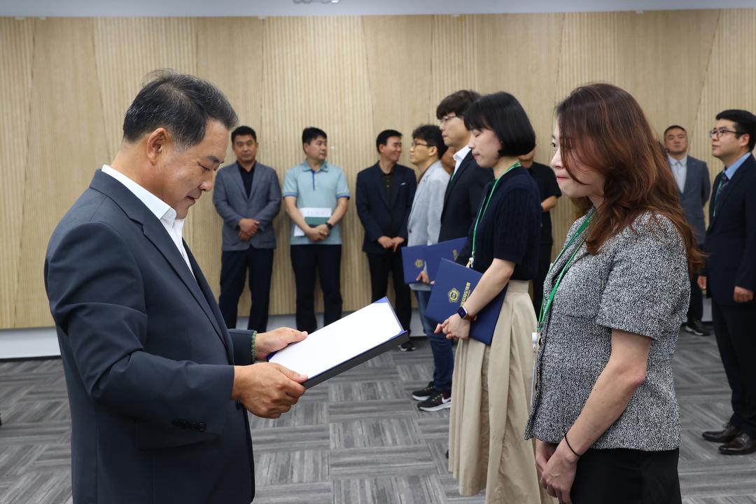 '강원특별자치도의회사무처 공무원 임용장 수여식' 게시글의 사진(18) '2025-07-22 강원특별자치도의회사무처 공무원 임용장 수여식 (18).jpg'