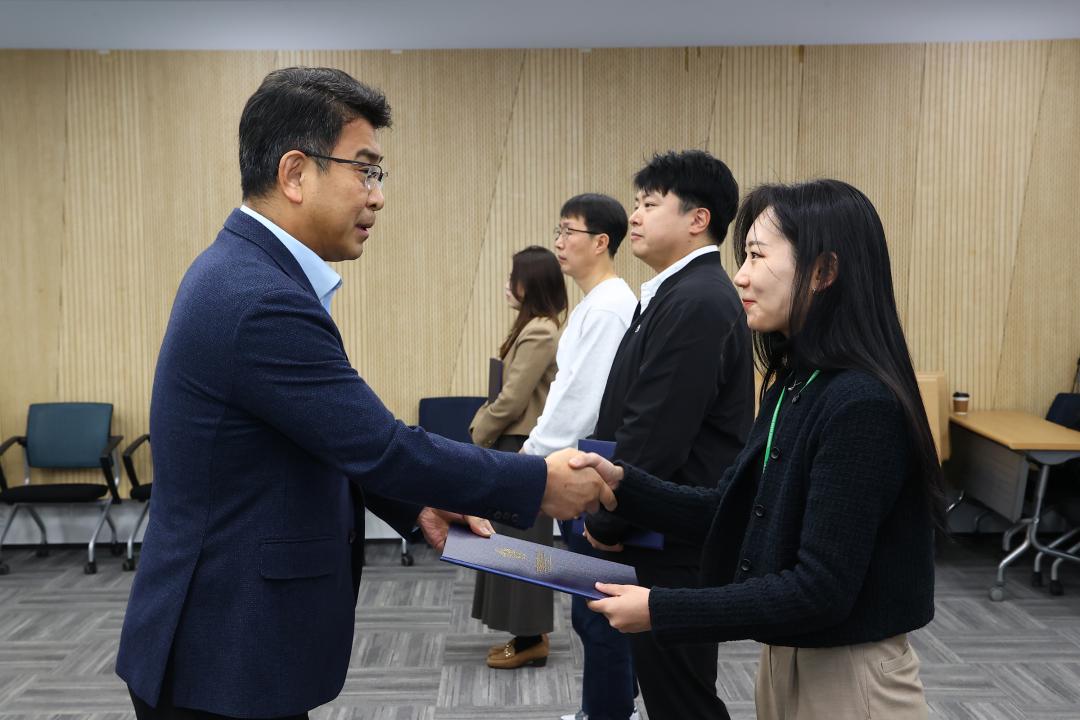 '2026년 강원특별자치도의회 인사발령 임용장 전달식' 게시글의 사진(39) '2026-01-12 2026년 강원특별자치도의회 인사발령 임용장 전달식 (39).jpg'