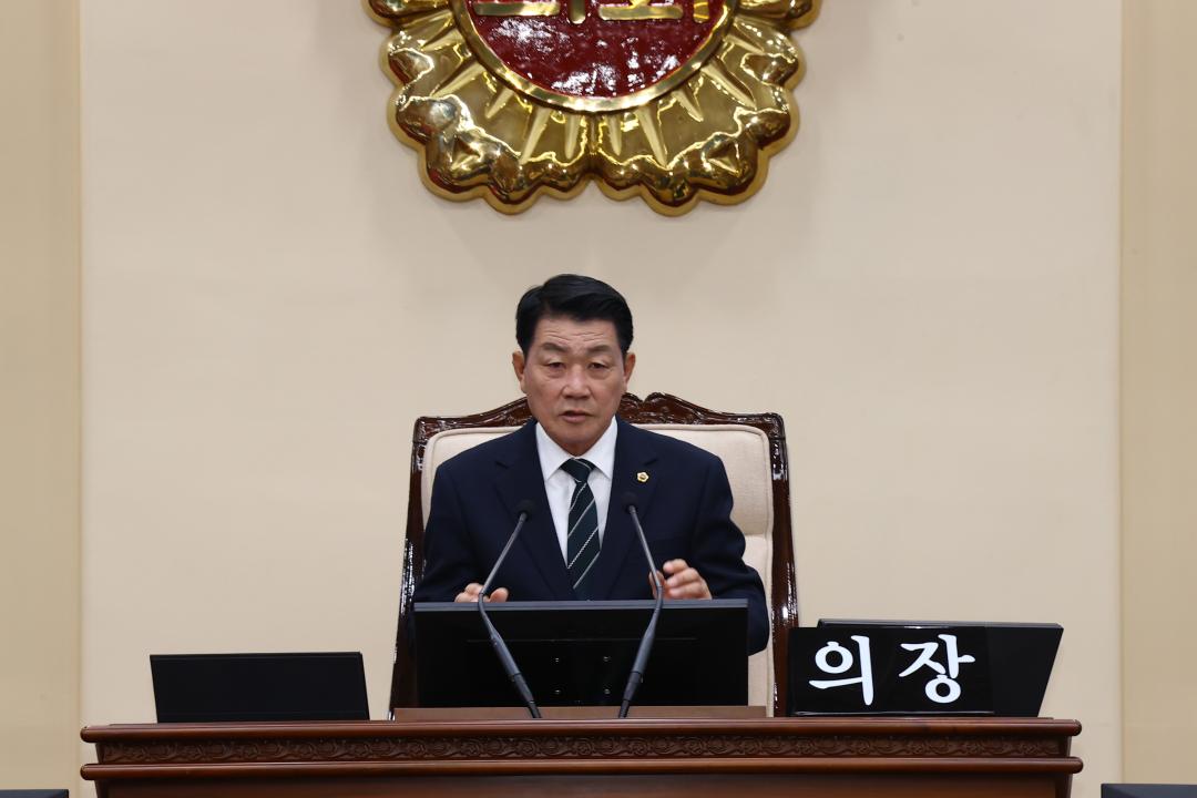 '제344회 제2차 본회의(2026년도 제1회 도정 및 교육행정에 관한 질문)' 게시글의 사진(6) '2026-04-02 제344회 제2차본회의(2026년도 제1회 도정 및 교육행정에 관한 질문) (6) 회의진행 김용복 부의장.jpg'