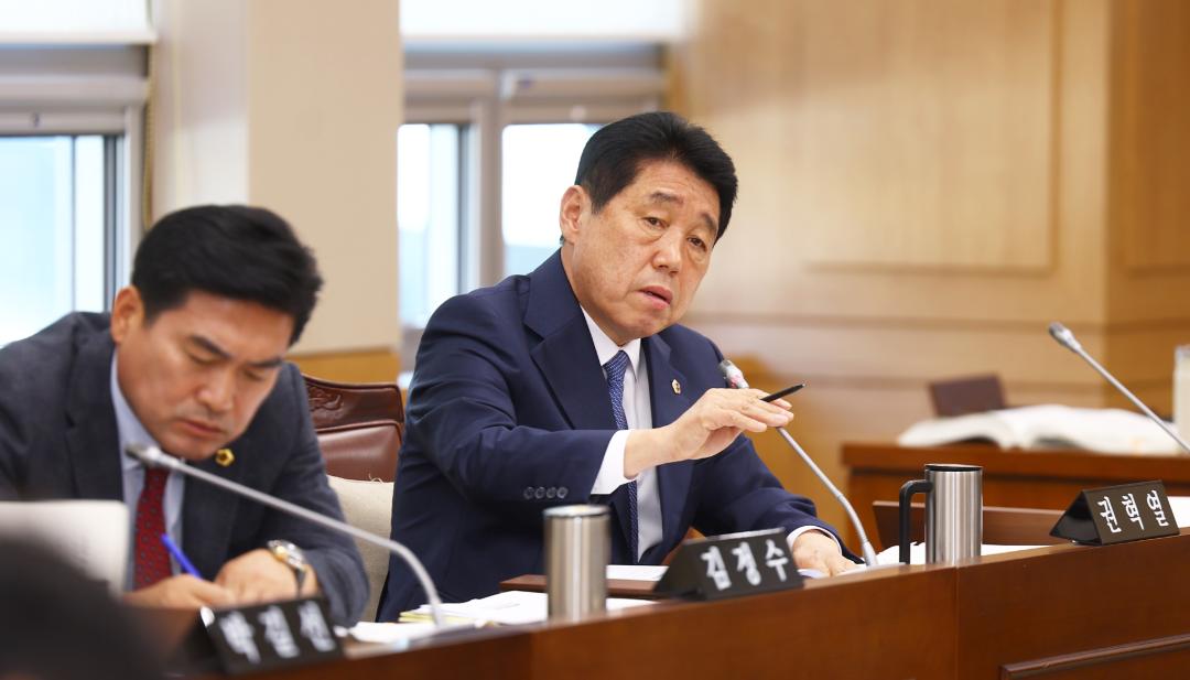 '제342회 제1차 농림수산위원회(2025년도 행정사무감사(보건환경연구원))' 게시글의 사진(16) '2025-11-05 제342회 제1차 농림수산위원회(2025년도 행정사무감사(보건환경연구원)) (16).jpg'