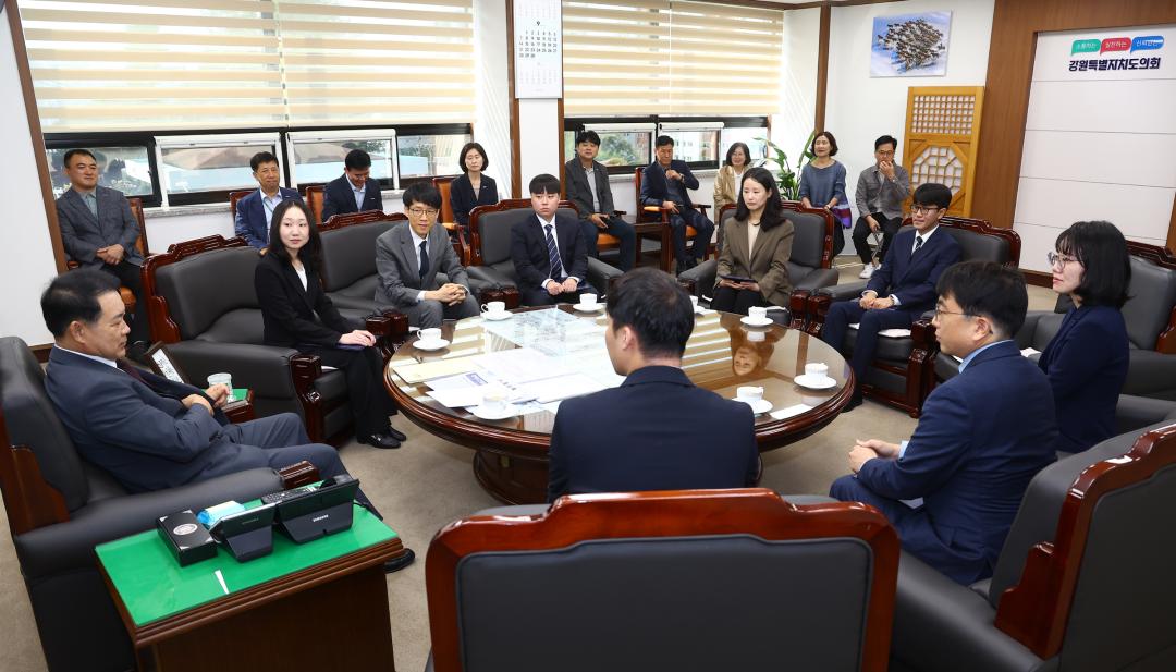 '강원특별자치도의회 신규 임용장 수여식' 게시글의 사진(23) '2025-09-29 임용장 수여식 (23).jpg'