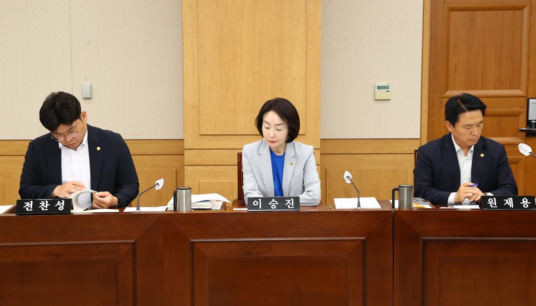 '제337회 제2차 강원문화재단 대표이사 인사청문특별위원회' 게시글의 사진(22) '2025-05-14 제337회 제2차 강원문화재단 대표이사 인사청문특별위원회 (22).jpg'