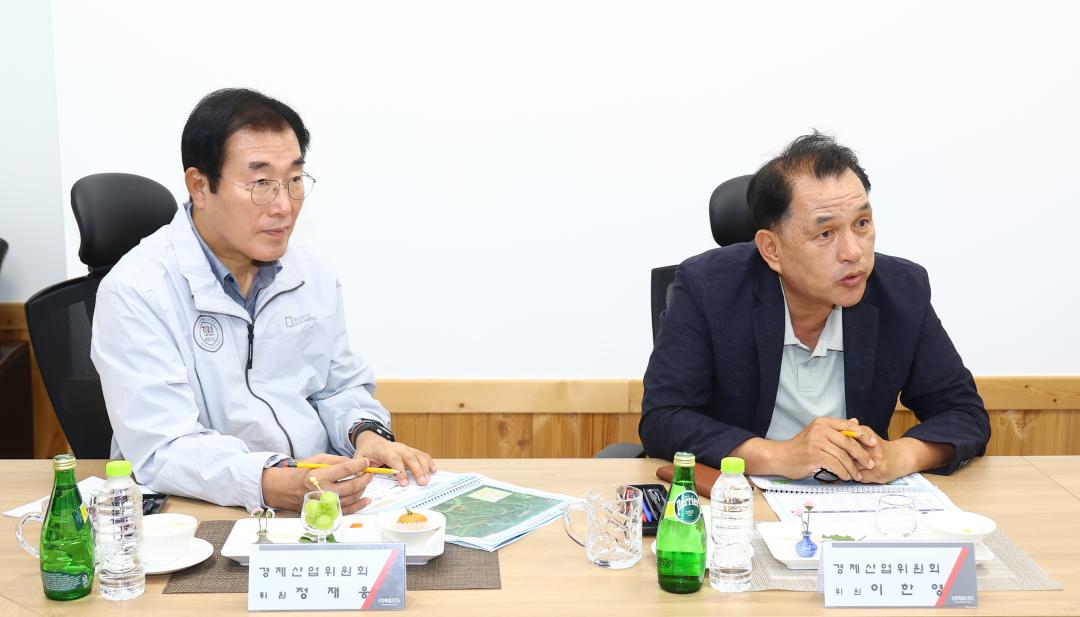 '제339회 경제산업위원회 현지시찰' 게시글의 사진(13) '2025-07-14 제339회 경제산업위원회 현지시찰(태백가덕산 풍력발전) (12).jpg'