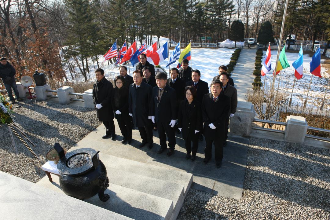 '강원도의회 신년 충렬탑 참배' 게시글의 사진(2) '2015-01-02 강원도의회 신년 충렬탑 참배 (2).jpg'