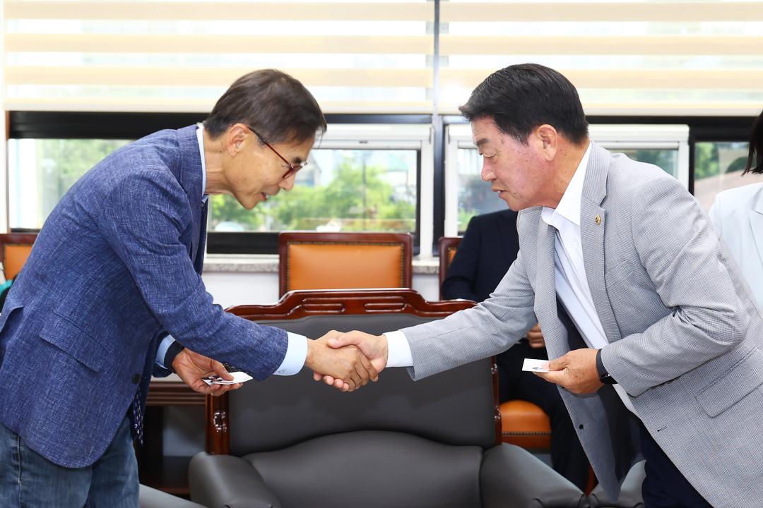 '강원특별자치도 출범 2주년(강원도의회 개원69주년) 기념 초청연사 환담' 게시글의 사진(10) '2025-06-05 강원특별자치도 출범 2주년 기념 초청연사 환담 (11).jpg'