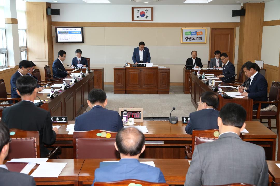 '제264회 제1차 의회운영위원회' 게시글의 사진(2) '2017-05-16 제264회 제1차 의회운영위원회 (2).JPG'