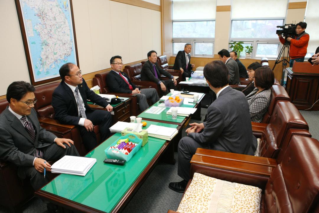 '강원도의회 경제건설위원회 성명서 발표' 게시글의 사진(7) '2014-11-18 강원도의회 경제건설위원회 성명서 발표 (7).jpg'