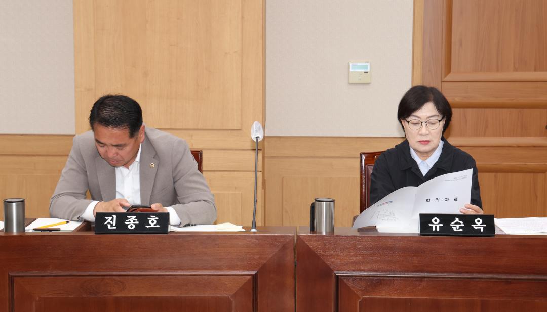 '제336회(폐회중) 제2차 강원특별자치도경제진흥원 인사청문특별위원회' 게시글의 사진(18) '2025-05-07 제336회 제2차 강원특별자치도경제진흥원 인사청문특별위원회 (18).jpg'