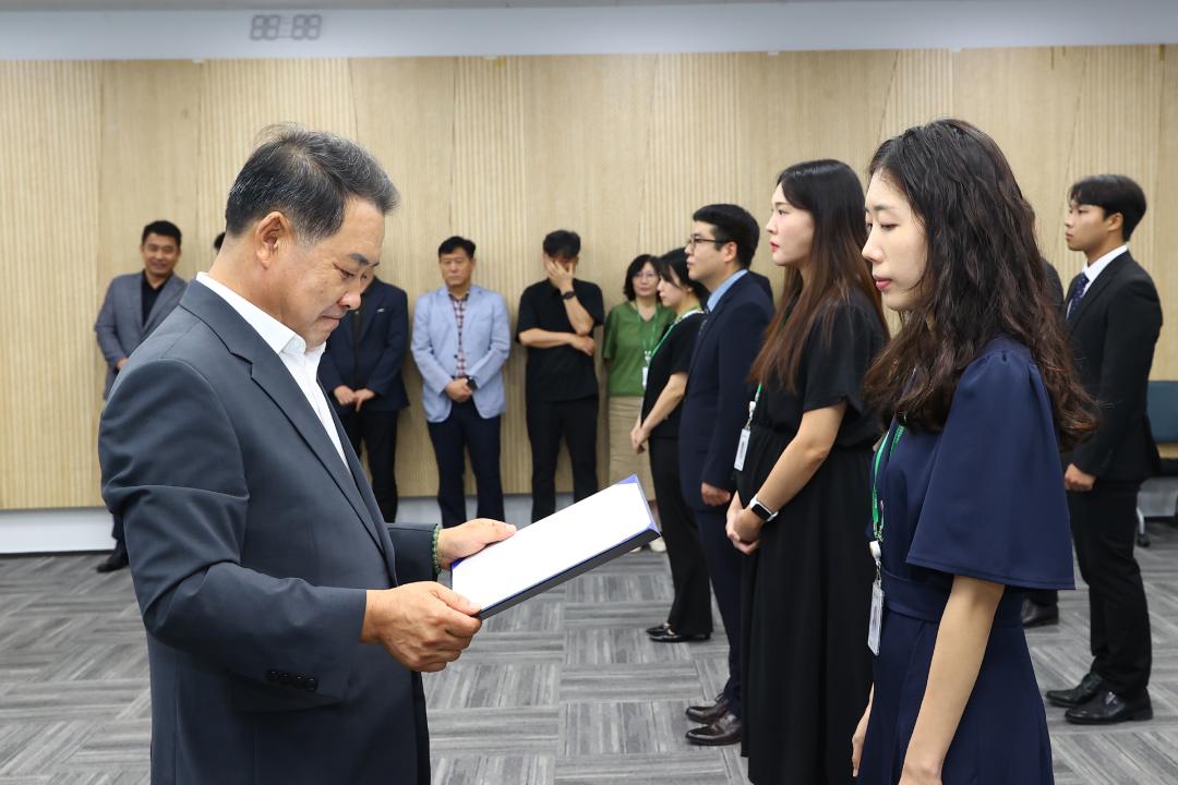 '강원특별자치도의회사무처 공무원 임용장 수여식' 게시글의 사진(25) '2025-07-22 강원특별자치도의회사무처 공무원 임용장 수여식 (25).jpg'