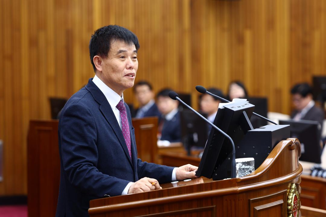 '제344회 제2차 본회의(2026년도 제1회 도정 및 교육행정에 관한 질문)' 게시글의 사진(25) '2026-04-02 제344회 제2차본회의(2026년도 제1회 도정 및 교육행정에 관한 질문) (25) 이영욱 의원.jpg'
