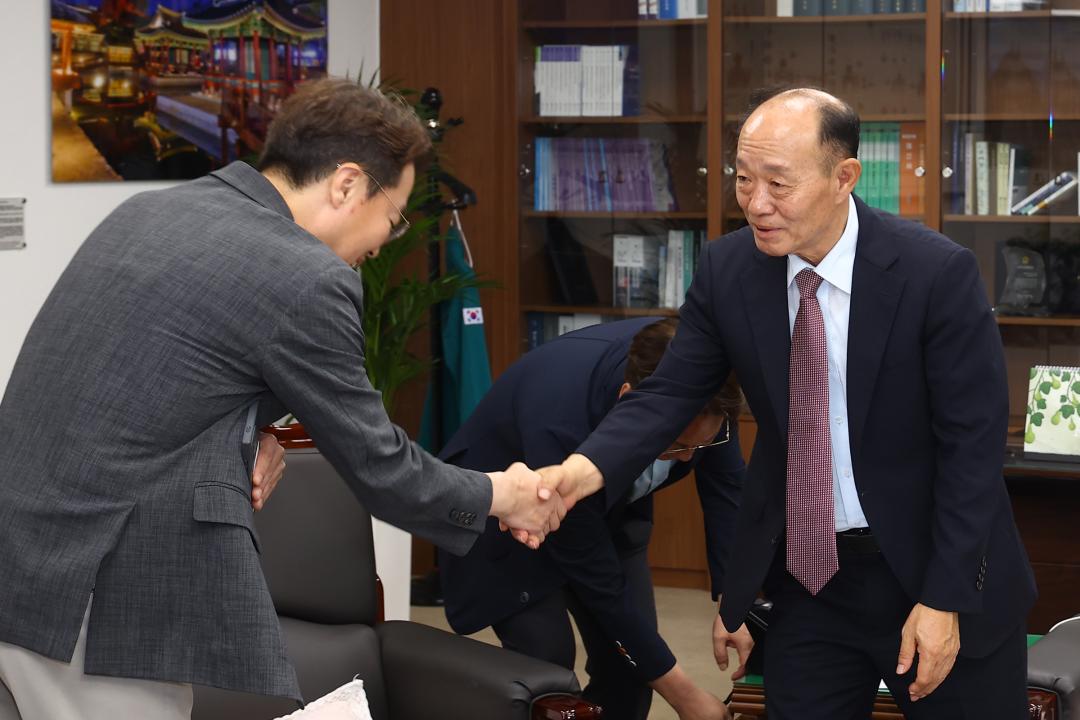 '강원특별자치도의회 방문(춘천폴리텍대학 학장)' 게시글의 사진(3) '2026-08-25 강원특별자치도의회 방문(지경배 춘천폴리텍대학 학장) (2).jpg'