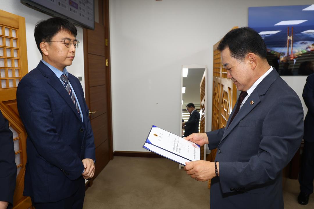 '강원특별자치도의회 신규 임용장 수여식' 게시글의 사진(17) '2025-09-29 임용장 수여식 (17).jpg'