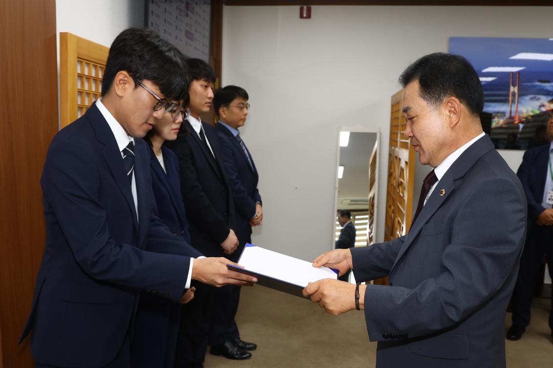 '강원특별자치도의회 신규 임용장 수여식' 게시글의 사진(12) '2025-09-29 임용장 수여식 (12).jpg'