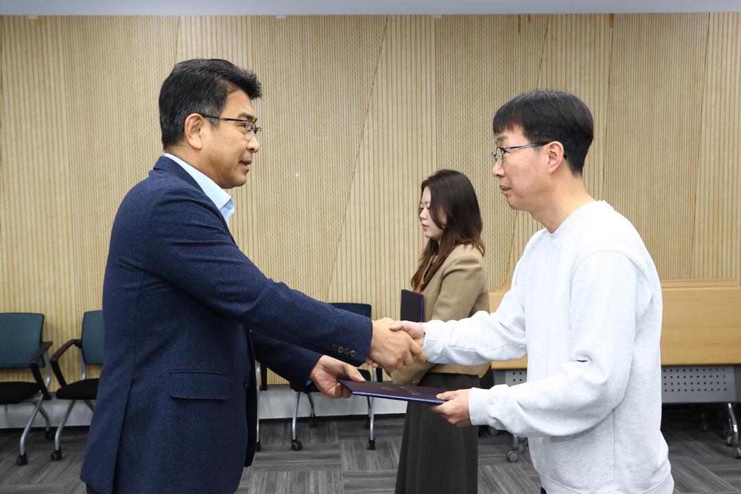 '2026년 강원특별자치도의회 인사발령 임용장 전달식' 게시글의 사진(35) '2026-01-12 2026년 강원특별자치도의회 인사발령 임용장 전달식 (35).jpg'