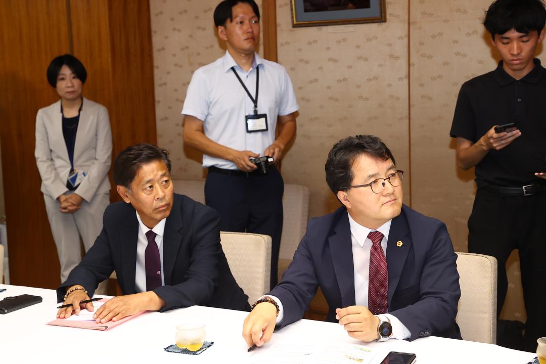 '강원특별자치도의회 한일국제교류협회 2025년 일본 돗토리현 방문' 게시글의 사진(94) '2025-07-29 강원특별자치도의회 한일국제교류협회 2025년 일본 돗토리현 방문 (112)_04_돗토리현 지사 예방.jpg'