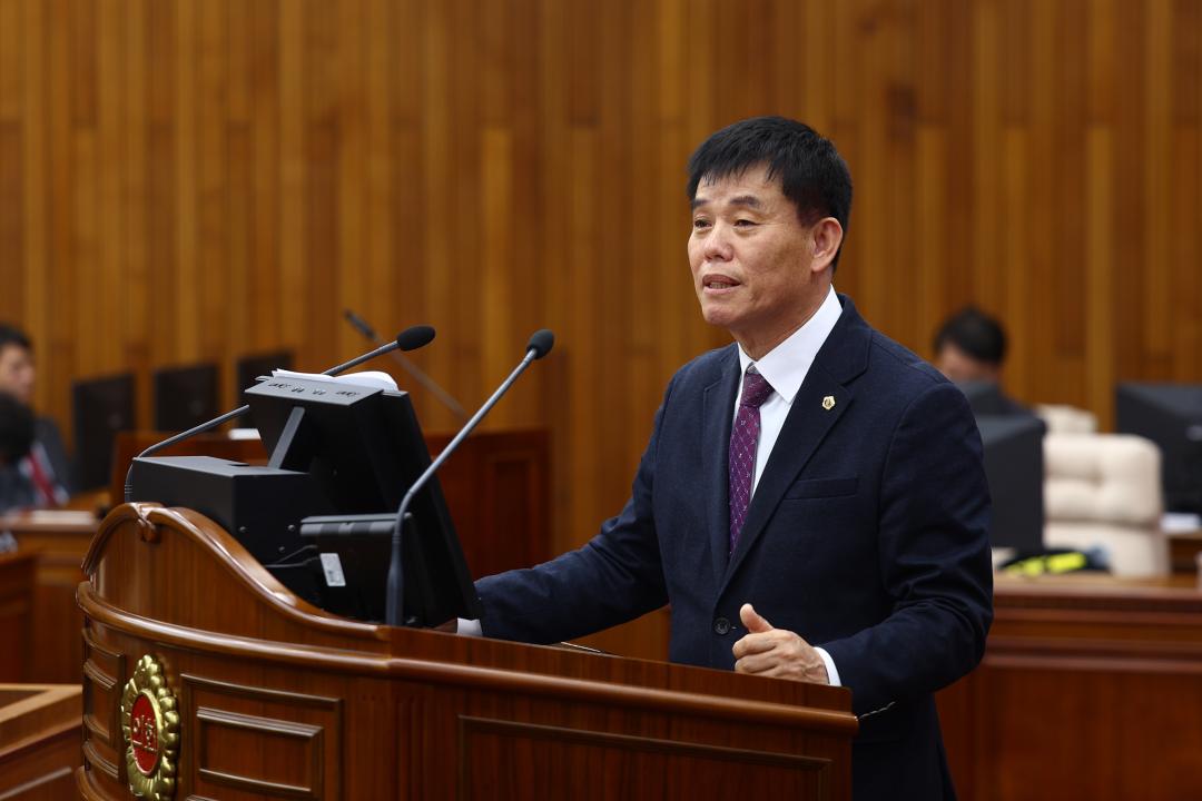 '제344회 제2차 본회의(2026년도 제1회 도정 및 교육행정에 관한 질문)' 게시글의 사진(36) '2026-04-02 제344회 제2차본회의(2026년도 제1회 도정 및 교육행정에 관한 질문) (36) 이영욱 의원.jpg'