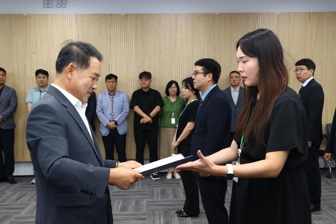 '강원특별자치도의회사무처 공무원 임용장 수여식' 게시글의 사진(28) '2025-07-22 강원특별자치도의회사무처 공무원 임용장 수여식 (28).jpg'