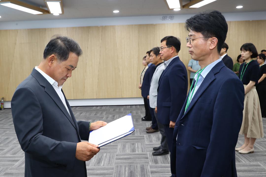 '강원특별자치도의회사무처 공무원 임용장 수여식' 게시글의 사진(1) '2025-07-22 강원특별자치도의회사무처 공무원 임용장 수여식 (1).jpg'